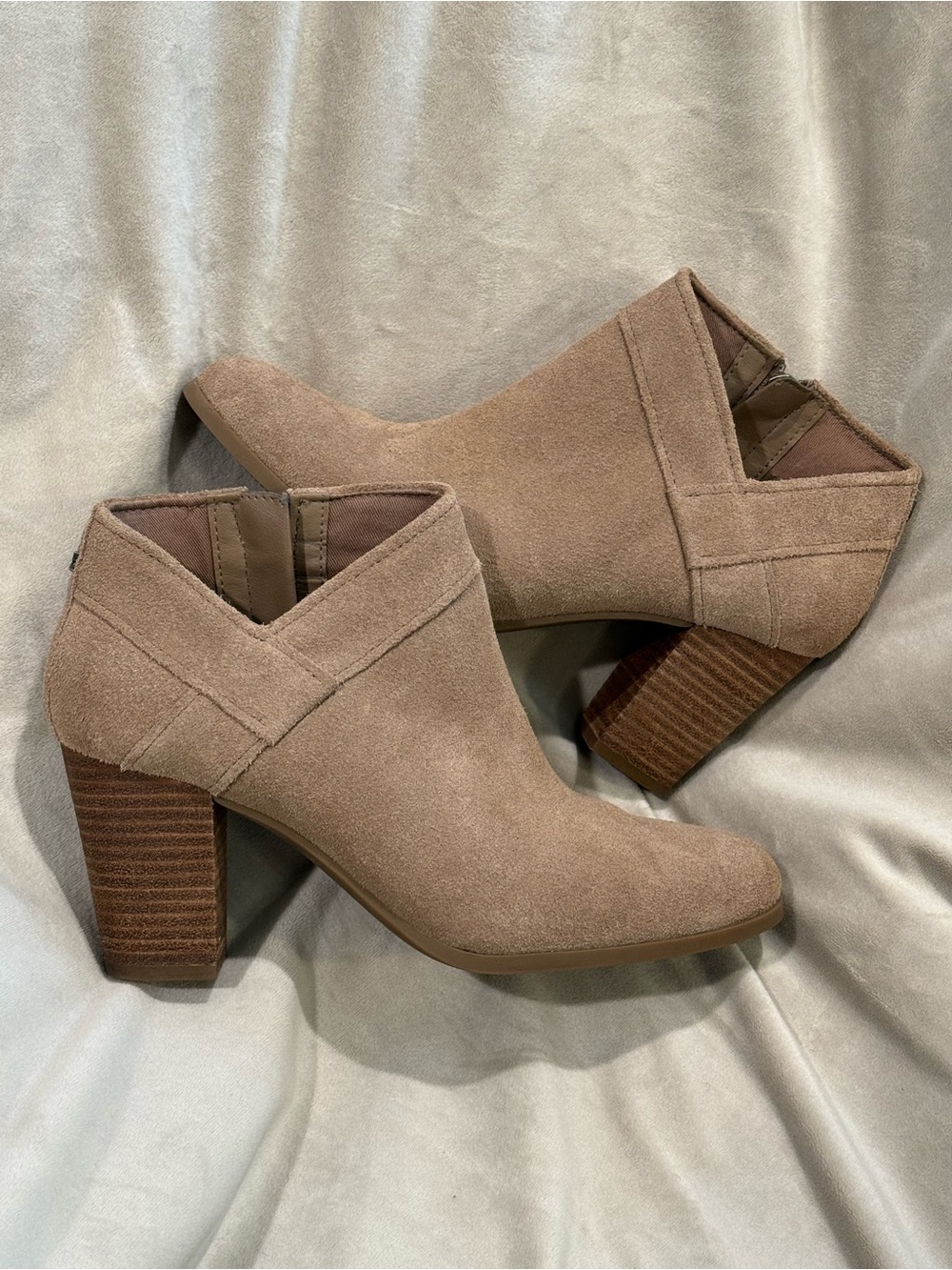 Coquette boho whimsy Koolaburra Taupe Suede V-Cut Block Heel Ankle Booties